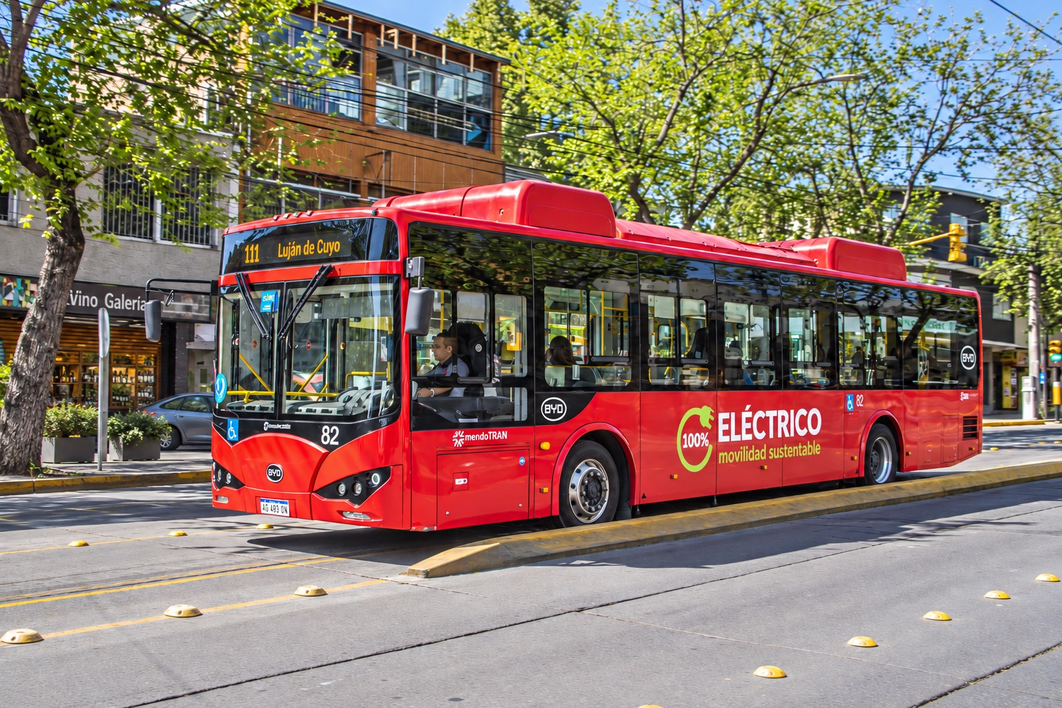 Colectivo eléctrico de Mendotran en una avenida de Mendoza